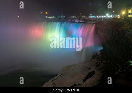 À l'éclairage de Horseshoe Falls vu de Table Rock dans Queen Victoria Park à Niagara Falls dans la nuit, l'Ontario, Canada Banque D'Images