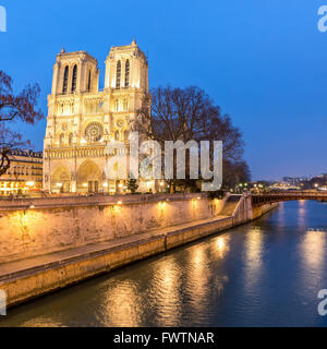 Cathédrale Notre Dame Reims Champagne au crépuscule, Paris France Banque D'Images