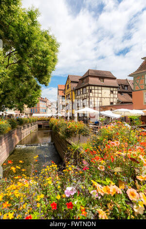 Colmar, Petit Canal de Venise, l'eau et les maisons colorées. Alsace, France. Longue exposition. Banque D'Images