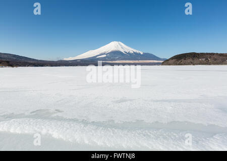 Le mont Fuji au lac Yamanaka glacé en hiver Banque D'Images