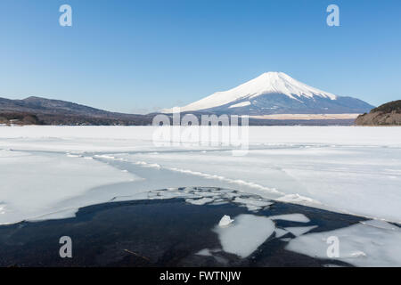 Le mont Fuji au lac Yamanaka glacé en hiver Banque D'Images