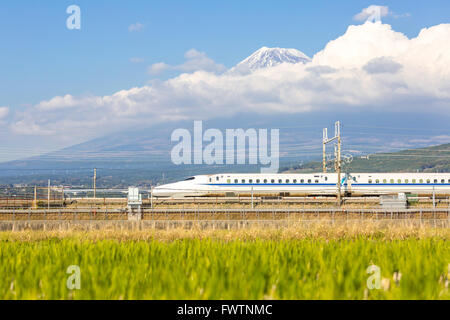 Tokaido Shinkansen avec Mt. Fuji, Shizuoka, Japon Banque D'Images