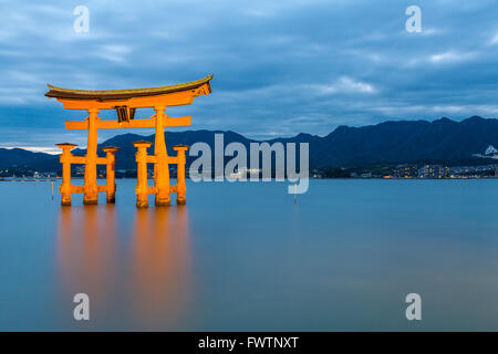 Miyajima, Hiroshima, Japon de torii flottant célèbre coucher du soleil Banque D'Images