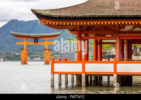 Miyajima, Hiroshima, Japon célèbre torii flottant Banque D'Images