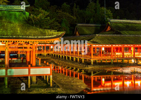 Miyajima, Hiroshima, célèbre sanctuaire Itsukushima Japon temple flottant au crépuscule Banque D'Images