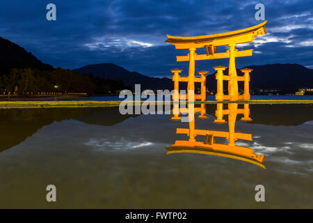 Miyajima, Hiroshima, Japon de torii flottant célèbre coucher du soleil Banque D'Images