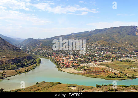 Avis de Mtskheta et River Junction, sur la montagne, Mtskheta (Géorgie) Banque D'Images