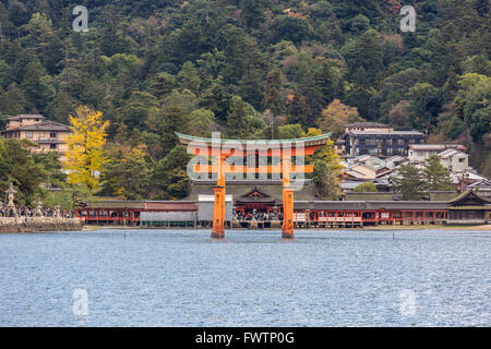 Miyajima, Hiroshima, Japon célèbre torii flottant Banque D'Images