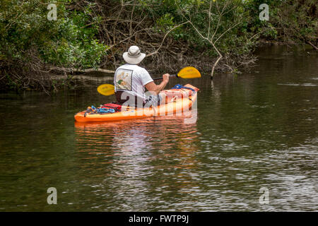 Un homme du kayak sur la rivière Weeki Wachee Springs State Park, Floride location de kayaks de Paddling Adventures Banque D'Images