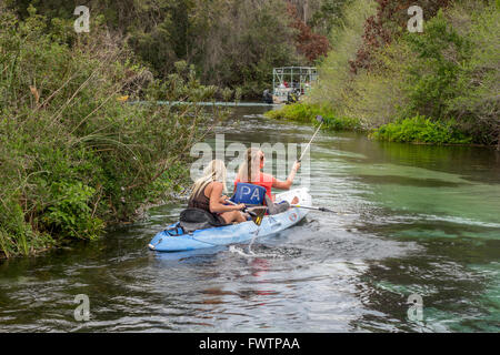 Deux filles du kayak sur la rivière Weeki Wachee Springs State Park, Floride en prenant des photos avec un Smartphone Selfies Selfies et stick Banque D'Images