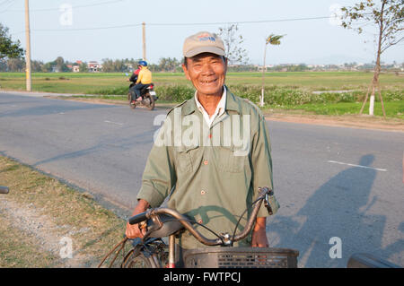 Smiling travailleur agricole à Vietnam Banque D'Images