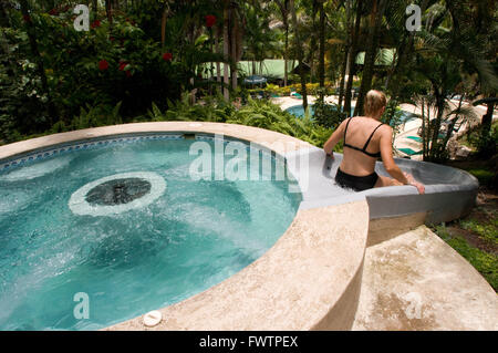 Piscine intérieure, bain à remous Ceiba Tops Luxury Lodge Explorama, Iquitos, Loreto, le Pérou. Bungalow Lodge apartments au Ceiba Tops un Explorama Jungle Lodge dans la jungle près de Lima au nord du Pérou. Banque D'Images