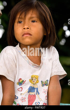 Fille de la riverside village d'Timicuro Iqutios I. amazonie péruvienne, Loreto, le Pérou. Banque D'Images