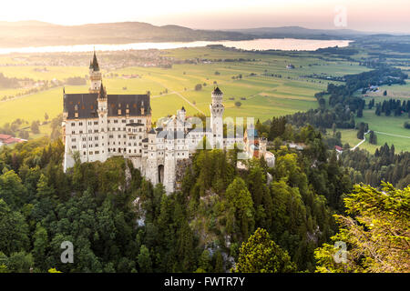 Très belle vue du coucher de soleil du château de Neuschwanstein à Fussen Bavière, Allemagne Banque D'Images