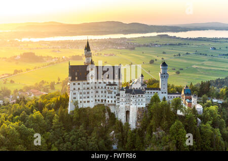 Très belle vue du coucher de soleil du château de Neuschwanstein à Fussen Bavière, Allemagne Banque D'Images