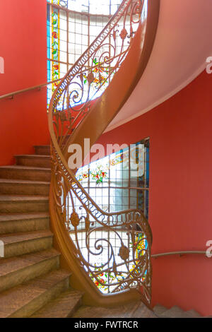 Escalier intérieur en bâtiment rouge Banque D'Images