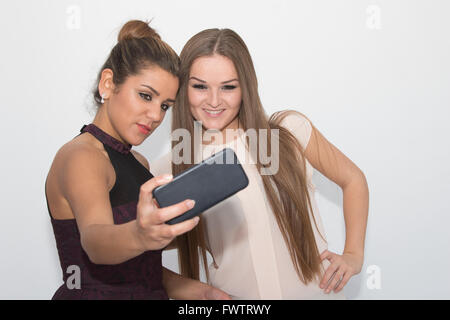 Deux jolies jeunes filles en tenant un selfies Banque D'Images