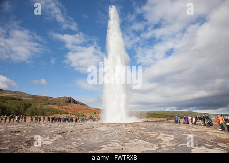 Le Stokkur geyser en éruption en Islande sur une journée claire avec beaucoup de touristes à regarder Banque D'Images