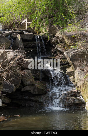 Cascade sur des rochers escarpés et des roches de la piscine de Central Park, à New York. Banque D'Images