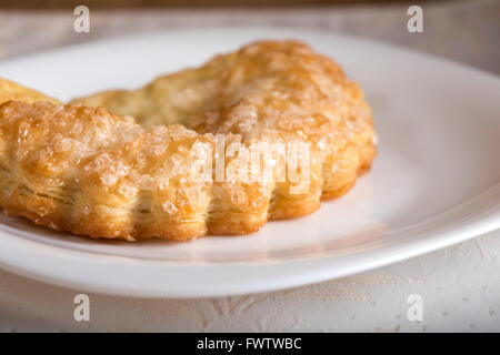 Tarte aux abricots maison sur une plaque blanche Banque D'Images