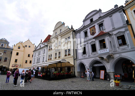 Cafés et restaurants dans la vieille ville de Cesky Krumlov. Banque D'Images