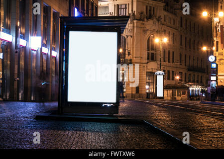 Au panneau d'arrêt de bus de nuit Banque D'Images