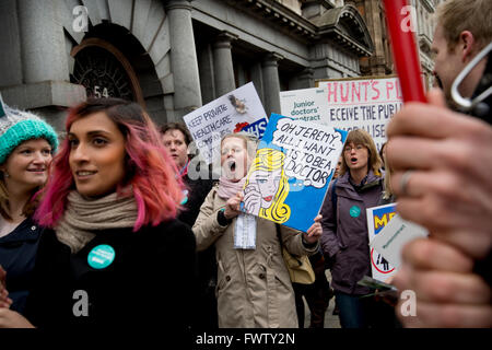 Les femmes sur un quatrième 48 heures grève des médecins en plus des modifications à leur contrat avec le NHS Banque D'Images