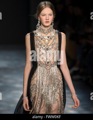 La ville de New York, USA - 17 Février 2016 : Noa Vermeer promenades la piste à Marchesa show NYFW F/W 2016 Banque D'Images