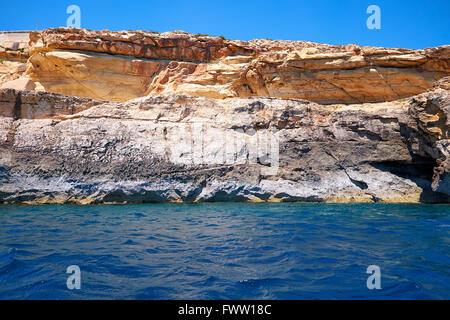 Falaise abrupte sur la mer Méditerranée sur la partie sud de l'île de Malte, près de Blue Grotto Banque D'Images