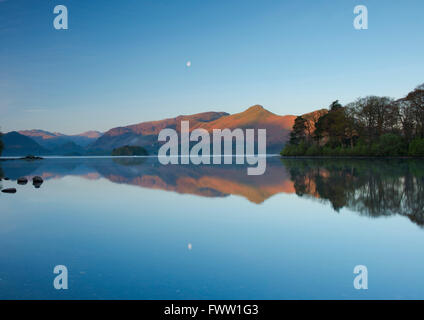 Un matin tôt vue de Derwent Water de Friar's Crag à vers Cat cloches au Parc National du Lake District. Banque D'Images