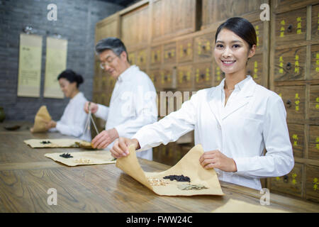 Les médecins chinois en médecine traditionnelle chinoise pharmacy Banque D'Images