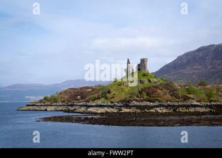 Vestiges de pierre par l'océan, près de l'île de Skye dans les highlands écossais Banque D'Images