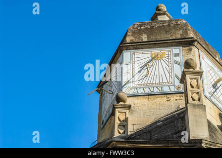 Cadran solaire à l'entrée d'honneur Gonville et Caius College, Cambridge, Cambridgeshire, Angleterre Banque D'Images