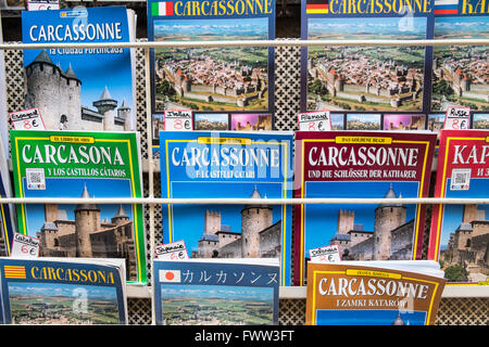 Guide books en plusieurs langues sur la vente d'une boutique de cadeaux à l'intérieur Carcassonne fort mur.Aude, sud de la France,France,Europe. Banque D'Images