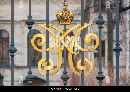 Clôture en fer forgé avec un monogramme doré. alexeevsky palace, st. Petersburg, Russie Banque D'Images