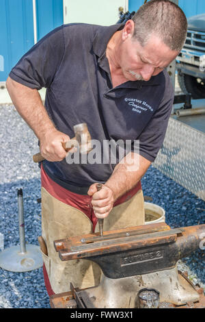 Un maréchal-ferrant FAIRE UN AJUSTEMENT SUR MESURE HORSESHOE, Delaware, Etats-Unis - mai 2008. Un maréchal-ferrant est un spécialiste en soins des sabots du cheval, y compris la Banque D'Images