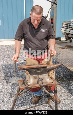 Un maréchal-ferrant FAIRE UN AJUSTEMENT SUR MESURE HORSESHOE, Delaware, Etats-Unis - mai 2008. Un maréchal-ferrant est un spécialiste en soins des sabots du cheval, y compris la Banque D'Images