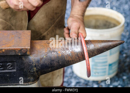 Un maréchal-ferrant FAIRE UN AJUSTEMENT SUR MESURE HORSESHOE, Delaware, Etats-Unis - mai 2008. Un maréchal-ferrant est un spécialiste en soins des sabots du cheval, y compris la Banque D'Images