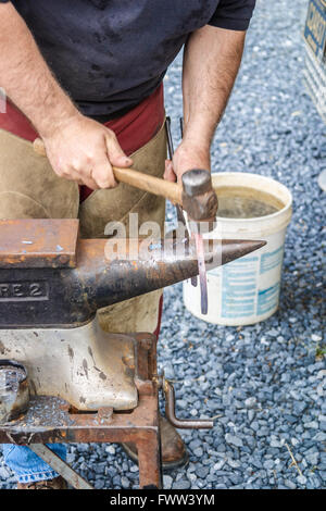 Un maréchal-ferrant FAIRE UN AJUSTEMENT SUR MESURE HORSESHOE, Delaware, Etats-Unis - mai 2008. Un maréchal-ferrant est un spécialiste en soins des sabots du cheval, y compris la Banque D'Images