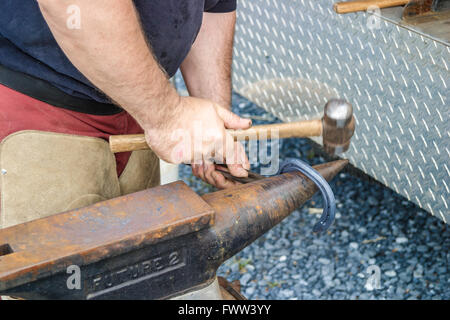 Un maréchal-ferrant FAIRE UN AJUSTEMENT SUR MESURE HORSESHOE, Delaware, Etats-Unis - mai 2008. Un maréchal-ferrant est un spécialiste en soins des sabots du cheval, y compris la Banque D'Images