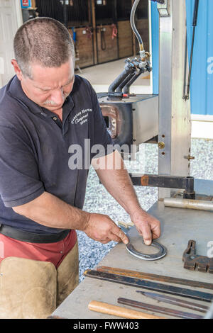 Un maréchal-ferrant FAIRE UN AJUSTEMENT SUR MESURE HORSESHOE, Delaware, Etats-Unis - mai 2008. Un maréchal-ferrant est un spécialiste en soins des sabots du cheval, y compris la Banque D'Images