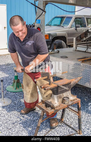 Un maréchal-ferrant FAIRE UN AJUSTEMENT SUR MESURE HORSESHOE, Delaware, Etats-Unis - mai 2008. Un maréchal-ferrant est un spécialiste en soins des sabots du cheval, y compris la Banque D'Images