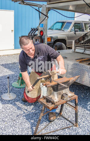 Un maréchal-ferrant FAIRE UN AJUSTEMENT SUR MESURE HORSESHOE, Delaware, Etats-Unis - mai 2008. Un maréchal-ferrant est un spécialiste en soins des sabots du cheval, y compris la Banque D'Images