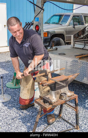 Un maréchal-ferrant FAIRE UN AJUSTEMENT SUR MESURE HORSESHOE, Delaware, Etats-Unis - mai 2008. Un maréchal-ferrant est un spécialiste en soins des sabots du cheval, y compris la Banque D'Images