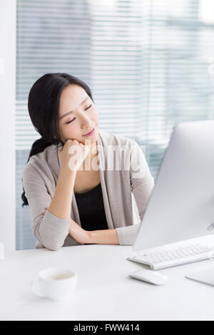 Young woman relaxing in office Banque D'Images