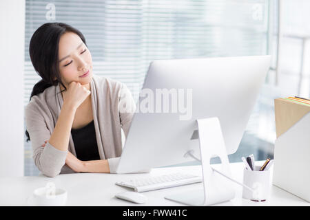 Young woman relaxing in office Banque D'Images