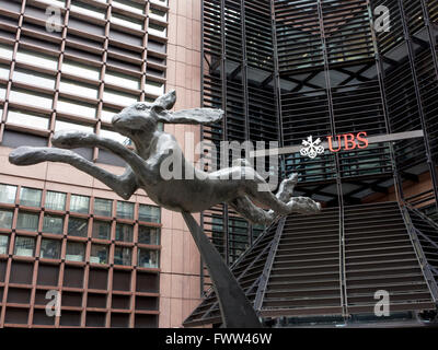 Siège d'UBS à Londres avec statue de l'heure de pointe Banque D'Images