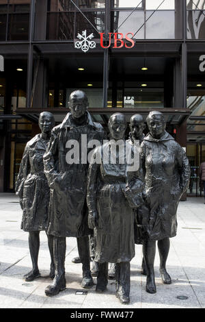 Siège d'UBS à Londres avec statue de l'heure de pointe Banque D'Images