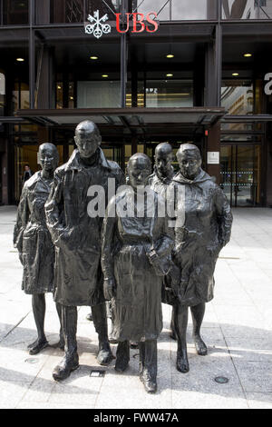 Siège d'UBS à Londres avec statue de l'heure de pointe Banque D'Images