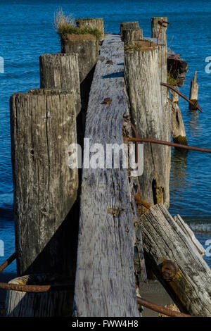 Ancienne jetée en bois en décomposition soutenir Banque D'Images